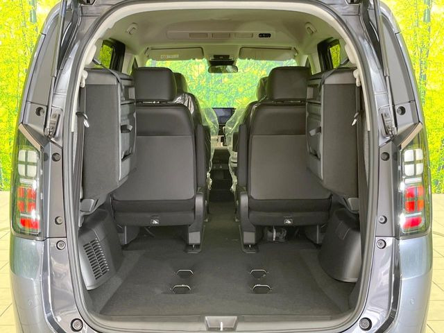普段のお買い物や通勤、送迎等に十分な荷室スペースを確保しております。セカンドシートを倒すと、大きな荷物の積載も可能です♪