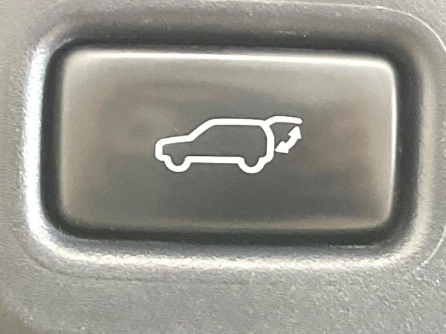 【パワーバックドア】スマートキーや運転席のボタンを押すだけでリアゲートが自動で開閉します!荷物を持っている時や、高い位置にあるバックドアを閉める際に便利な機能です♪