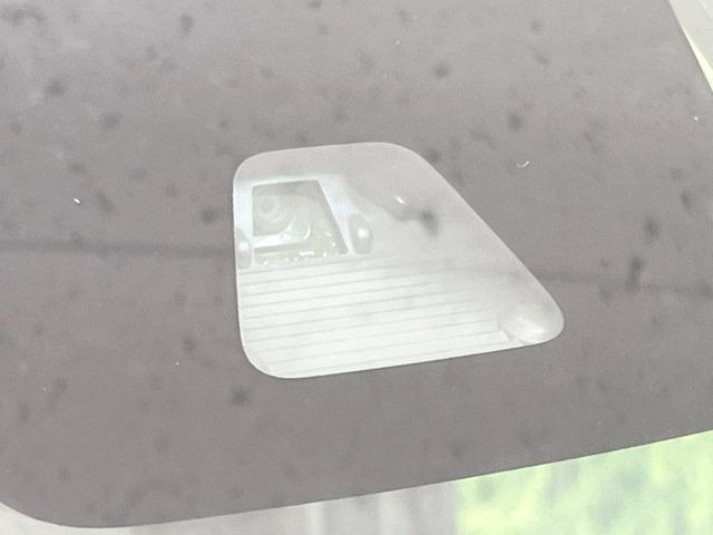 【スマートアシスト】走行中に前方の車両等を認識し、衝突しそうな時は警報とブレーキで衝突回避と被害軽減をアシスト。より安全にドライブをお楽しみいただけます。