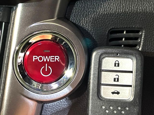 �yHonda�X�}�[�g�L�[�z�J�o����|�P�b�g�ɓ��ꂽ�܂܂ł��h�A�̎{���E�������\�ȃX�}�[�g�L�[�𑕔��B�G���W���̃I���E�I�t�����J�M�����o���K�v����������Ƃ��Ă��֗��ł���