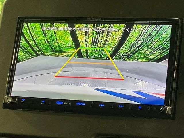 【バックカメラ】駐車時に後方がリアルタイム映像で確認できます。大型商業施設や立体駐車場での駐車時や、夜間のバック時に大活躍!運転スキルに関わらず、今や必須となった装備のひとつです!