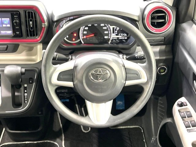 �C���e���A�ɍ��킹���f�U�C���̃X�e�A�����O�́A�^�]�������̂��Ƃ��l���A�^�]���₷���`��A�傫���ł��B�����x�A���ۂɐG���Ă��m���߂��������B