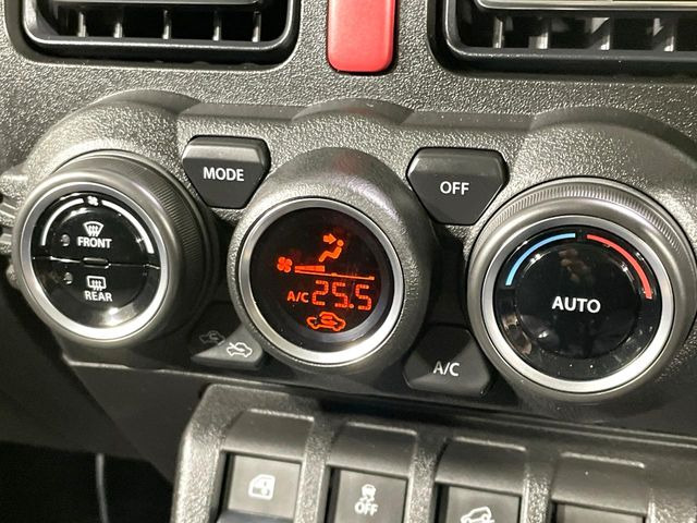 【オートエアコン】一度お好みの温度に設定すれば、車内の温度を検知し風量や温度を自動で調整。暑い&hellip;寒い&hellip;と何度もスイッチ操作をする必要はありません。快適な車内空間には必須の機能ですね♪