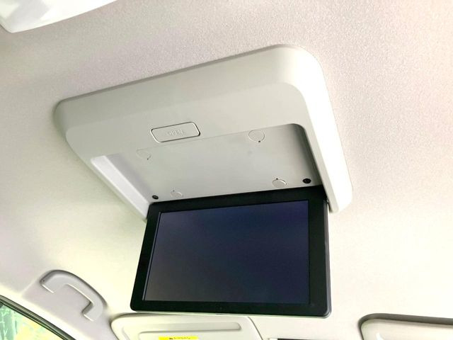 【フリップダウンモニター】大画面モニターで後席でもエンタメをお楽しみいただけます。小さなお子様にも大人気の装備です♪