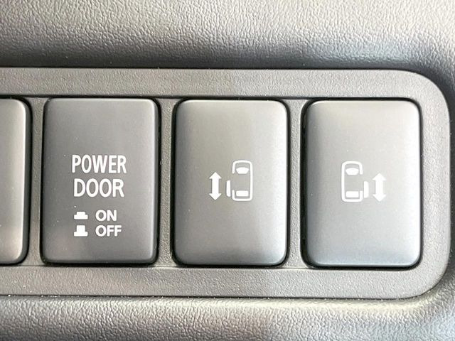 【両側パワースライドドア】スマートキーや運転席のスイッチで後席両側スライドドアの開閉が可能♪電動だから力を入れてドアを開ける必要が無く、小さなお子様でも簡単に開け閉めでき快適です♪