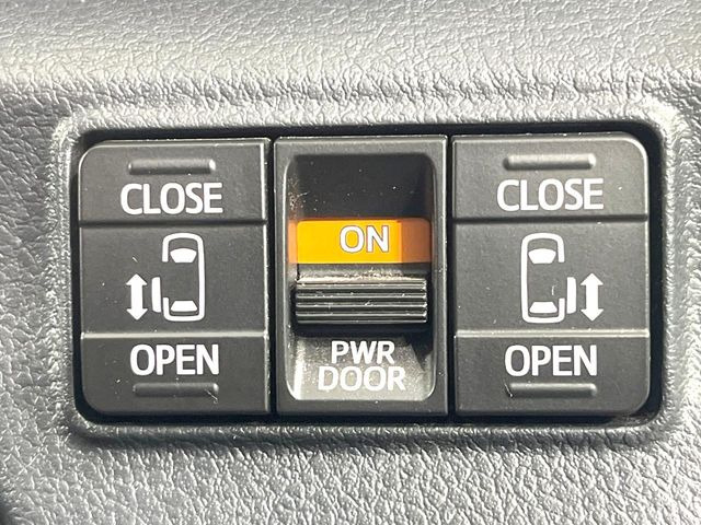 【両側パワースライドドア】スマートキーや運転席のスイッチで後席両側スライドドアの開閉が可能♪電動だから力を入れてドアを開ける必要が無く、小さなお子様でも簡単に開け閉めでき快適です♪