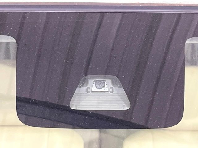 【スマートアシスト】走行中に前方の車両等を認識し、衝突しそうな時は警報とブレーキで衝突回避と被害軽減をアシスト。より安全にドライブをお楽しみいただけます。