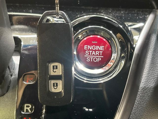 �yHonda�X�}�[�g�L�[�z�J�o����|�P�b�g�ɓ��ꂽ�܂܂ł��h�A�̎{���E�������\�ȃX�}�[�g�L�[�𑕔��B�G���W���̃I���E�I�t�����J�M�����o���K�v����������Ƃ��Ă��֗��ł���