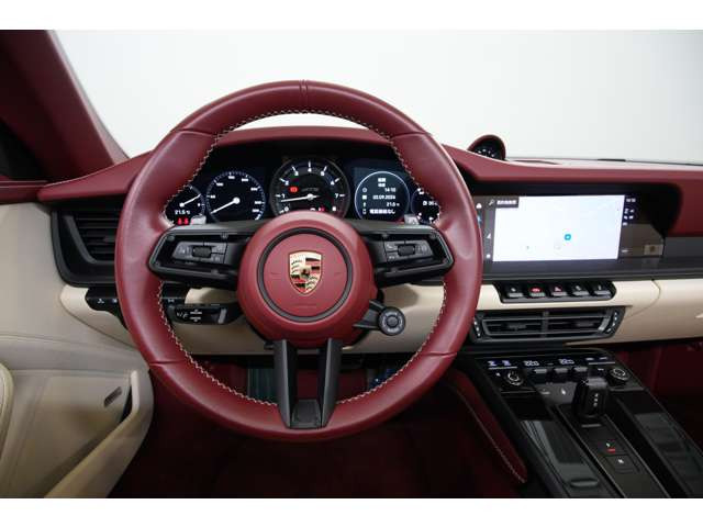 GTスポーツステアリングを採用。スポーティなデザインと優れた操作性を兼ね備え、911タルガ4 GTSならではの高揚感あふれるドライビングを演出します。