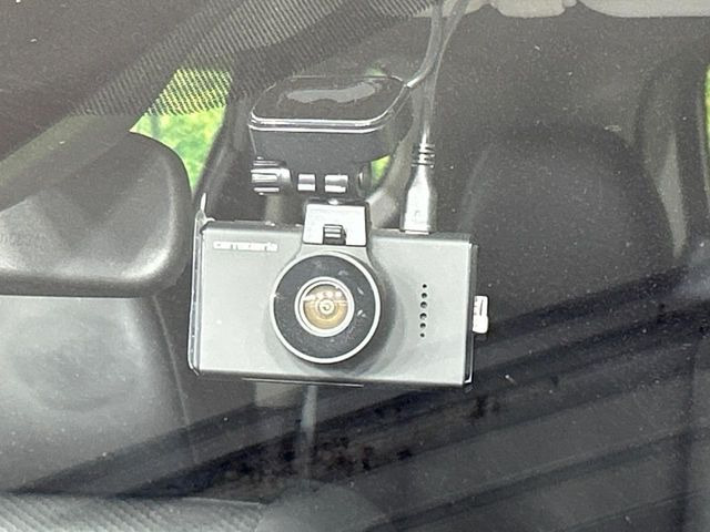 【前後ドライブレコーダー】ドライブレコーダー装備!走行中はもちろん、あおり運転や事故に遭遇した際、映像で記録し、万一のリスクに備えます。※記録用SDカードはお客様ご自身でご準備いただく必要があります。