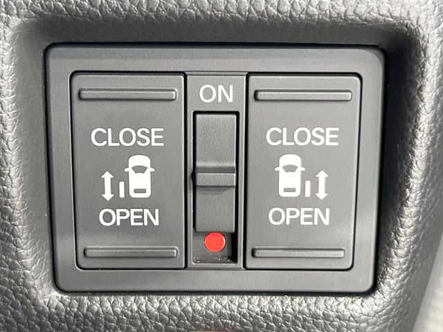【両側パワースライドドア】スマートキーや運転席のスイッチで後席両側スライドドアの開閉が可能♪電動だから力を入れてドアを開ける必要が無く、小さなお子様でも簡単に開け閉めでき快適です♪