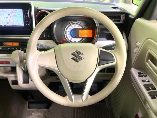 �C���e���A�ɍ��킹���f�U�C���̃X�e�A�����O�́A�^�]�������̂��Ƃ��l���A�^�]���₷���`��A�傫���ł��B�����x�A���ۂɐG���Ă��m���߂��������B
