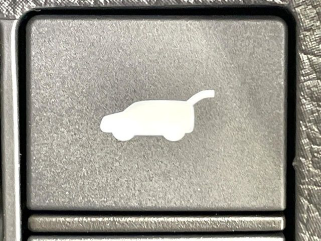 【パワーバックドア】スマートキーや運転席のボタンを押すだけでリアゲートが自動で開閉します!荷物を持っている時や、高い位置にあるバックドアを閉める際に便利な機能です♪