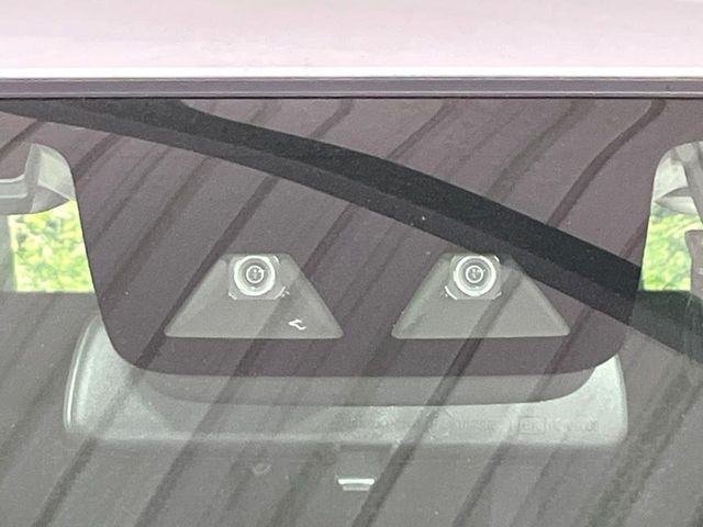 【スマートアシスト】走行中に前方の車両等を認識し、衝突しそうな時は警報とブレーキで衝突回避と被害軽減をアシスト。より安全にドライブをお楽しみいただけます。