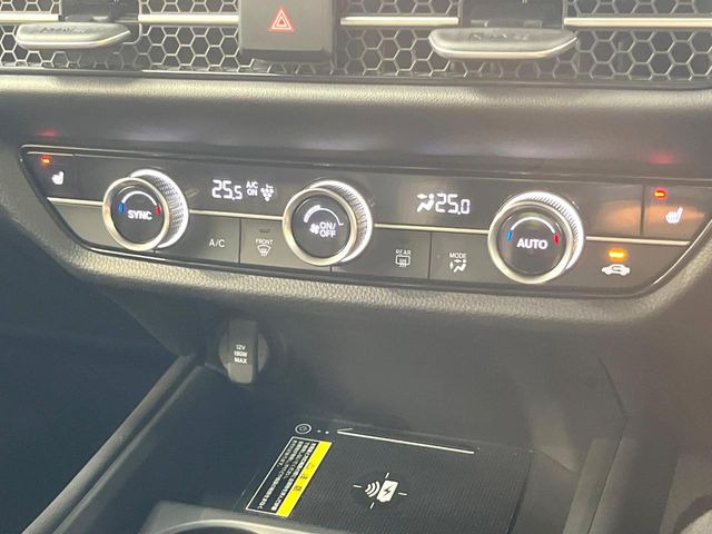 【オートエアコン】一度お好みの温度に設定すれば、車内の温度を検知し風量や温度を自動で調整。暑い&hellip;寒い&hellip;と何度もスイッチ操作をする必要はありません。快適な車内空間には必須の機能ですね♪