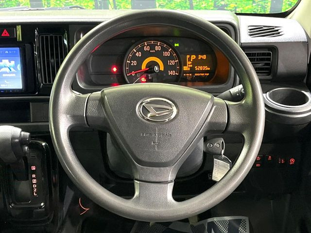 �C���e���A�ɍ��킹���f�U�C���̃X�e�A�����O�́A�^�]�������̂��Ƃ��l���A�^�]���₷���`��A�傫���ł��B�����x�A���ۂɐG���Ă��m���߂��������B
