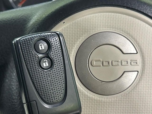 【キーフリーシステム】カバンやポケットに入れたままでもドアの施錠・解錠が可能なスマートキーを装備。エンジンのオン・オフ時もカギを取り出す必要が無いからとっても便利です♪