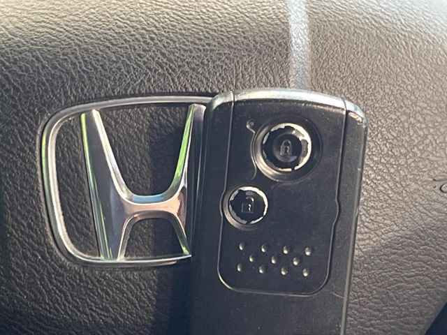 �yHonda�X�}�[�g�L�[�z�J�o����|�P�b�g�ɓ��ꂽ�܂܂ł��h�A�̎{���E�������\�ȃX�}�[�g�L�[�𑕔��B�G���W���̃I���E�I�t�����J�M�����o���K�v����������Ƃ��Ă��֗��ł���