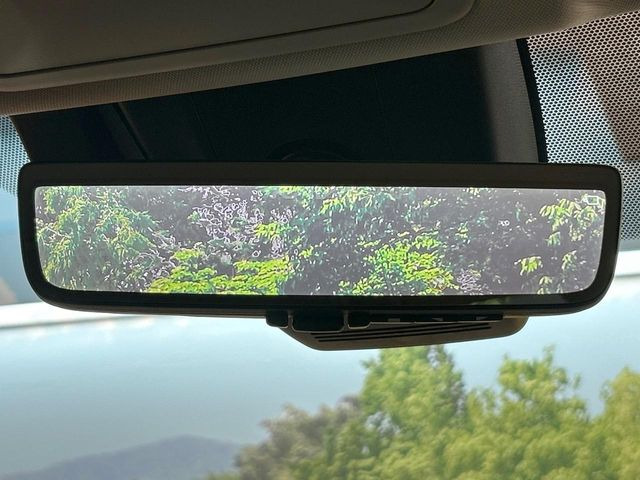 【デジタルインナーミラー】後席の大きな荷物や同乗者で後方が確認しづらい時でも安心!カメラが撮影した車両後方の映像をルームミラー内に表示。クリアな視界で状況の確認が可能です!