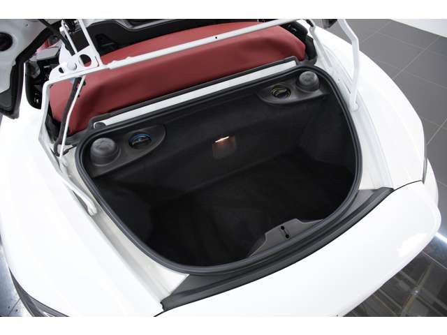 4.0L �����Ό�6�C��DOHC�A420ps/42.8kgm�A�S��&times;�S��&times;�S��mm 4430&times;1801&times;1258mm�A�ԗ��d�� 1450kg