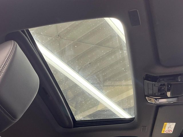 【サンルーフ】開放感たっぷりの希少装備、サンルーフが装着されています!車内に明かりを取り入れたり景色を楽しむ以外にも、車内の空気も簡単に換気できて快適です!