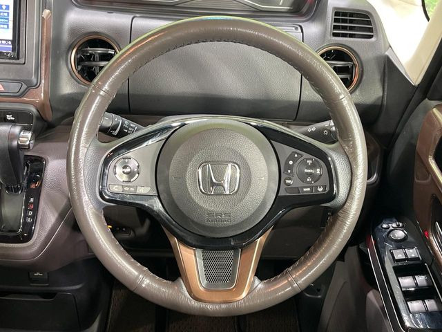 【ステアリングスイッチ】運転中、前方から目線をそらすことなく、オーディオ等の操作が可能な便利機能!安心&快適なドライブを演出してくれます♪
