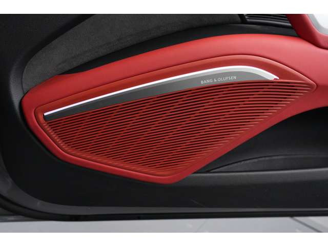 Bang&Olufsen�T�E���h�V�X�e���𓋍ځB�N���A�ŗՏꊴ���ӂ�鍂�����T�E���h���������A�ԓ����㎿�ȃ��X�j���O��ԂւƉ��o���܂��B���y�𑶕��ɂ��y���݂��������閣�͓I�ȑ����ł��B