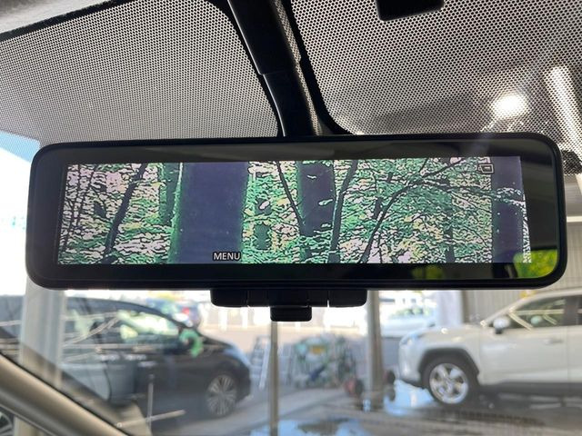 【インテリジェントルームミラー】後席の大きな荷物や同乗者で後方が確認しづらい時でも安心!カメラが撮影した車両後方の映像をルームミラー内に表示。クリアな視界で状況の確認が可能です!