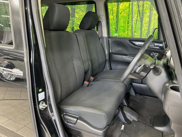 運転席シート廻りは使用感も少なく、良好な状態となっています。丁寧に使われていたことがよくわかりますね。