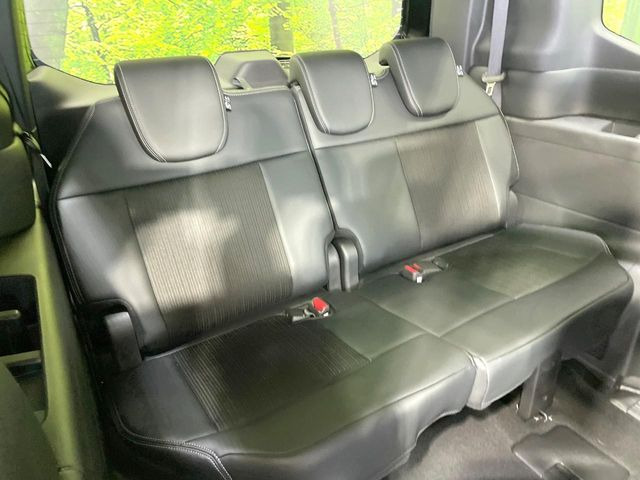 床下収納式のサードシートです。座席部分をコンパクトに収納でき、広大な荷室スペースとしてお使いいただけます!乗車人数や荷物の量など利用シーンに合わせて3列目を有効活用でき、とっても便利♪