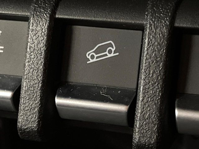 【ダウンヒルアシスト】急な坂道を下るときに自動でブレーキを制御、一定の低速度を保ちます。雪道や悪路など滑りやすい路面の下り坂でもタイヤがロックしないから安心!ハンドル操作に集中できます!