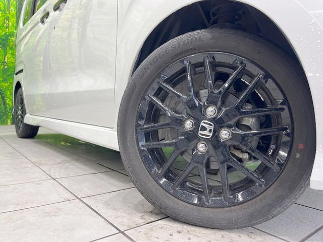 【純正15インチアルミホイール】外観にマッチした純正アルミホイールを装着しております。各種社外アルミホイールや、スタッドレスタイヤも取扱いしております。是非ご相談ください♪