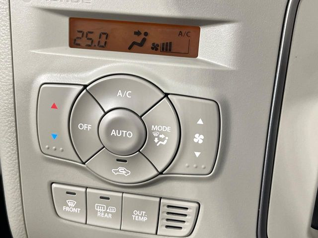 【オートエアコン】一度お好みの温度に設定すれば、車内の温度を検知し風量や温度を自動で調整。暑い&hellip;寒い&hellip;と何度もスイッチ操作をする必要はありません。快適な車内空間には必須の機能ですね♪