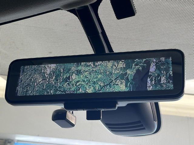 【インテリジェントルームミラー】後席の大きな荷物や同乗者で後方が確認しづらい時でも安心!カメラが撮影した車両後方の映像をルームミラー内に表示。クリアな視界で状況の確認が可能です!