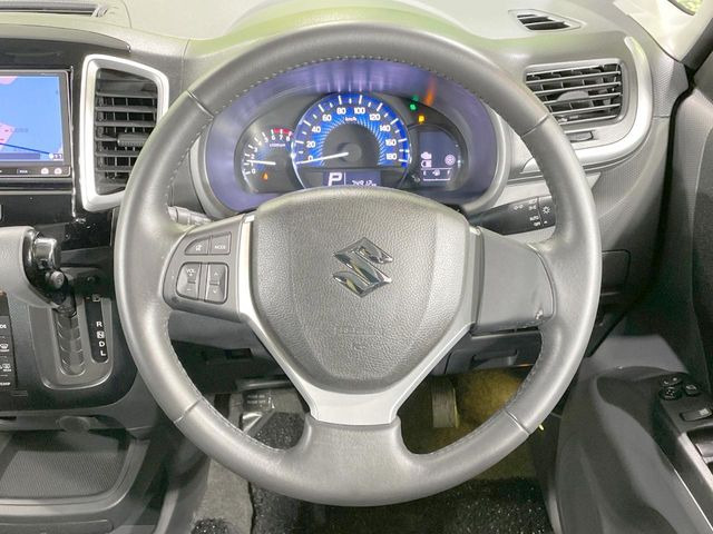 �C���e���A�ɍ��킹���f�U�C���̃X�e�A�����O�́A�^�]�������̂��Ƃ��l���A�^�]���₷���`��A�傫���ł��B�����x�A���ۂɐG���Ă��m���߂��������B