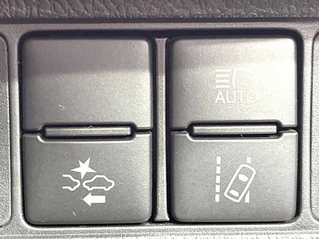 【レーントレーシングアシスト】高速道路走行時、車線からはみ出しそうになるとレーンの中央を走るようにステアリング操作をアシスト。より安全な運転をサポートしてくれます!