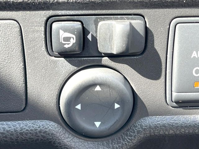 【電動格納ミラー】サイドミラーは電動格納式となっており、狭い駐車場でもキズがつくリスクを抑えられます。