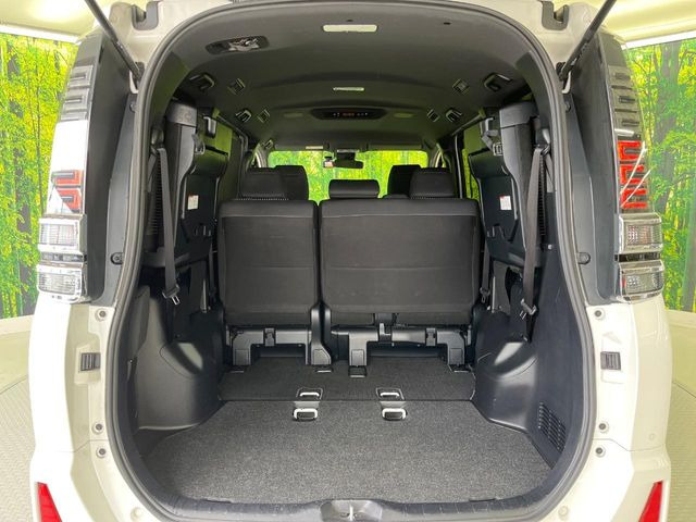 普段のお買い物や通勤、送迎等に十分な荷室スペースを確保しております。3列目を跳ね上げると、大きな荷物の積載も可能です♪