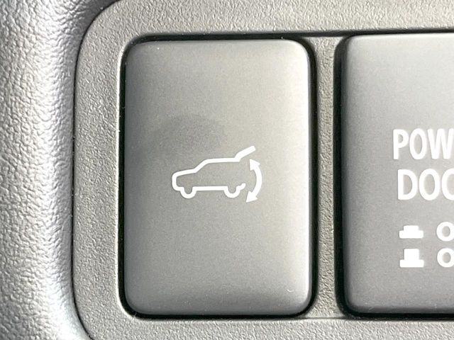 【パワーバックドア】スマートキーや運転席のボタンを押すだけでリアゲートが自動で開閉します!荷物を持っている時や、高い位置にあるバックドアを閉める際に便利な機能です♪