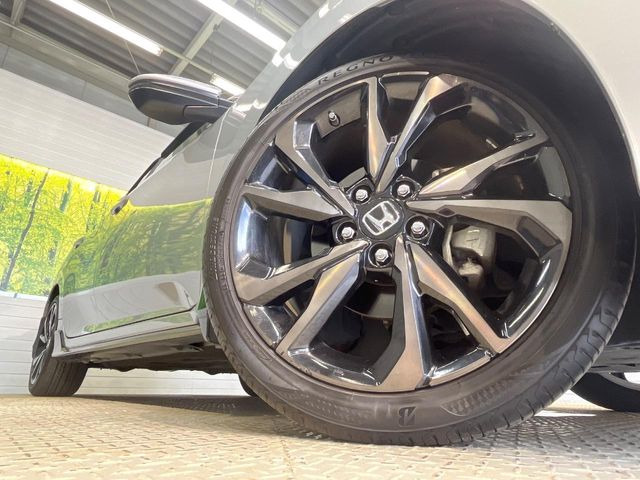 �y����18�C���`�A���~�z�C�[���z�O�ςɃ}�b�`���������A���~�z�C�[���𑕒����Ă���܂��B�e��ЊO�A���~�z�C�[����A�X�^�b�h���X�^�C�����戵�����Ă���܂��B���񂲑��k����������
