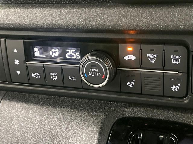 【オートエアコン】一度お好みの温度に設定すれば、車内の温度を検知し風量や温度を自動で調整。暑い&hellip;寒い&hellip;と何度もスイッチ操作をする必要はありません。快適な車内空間には必須の機能ですね♪