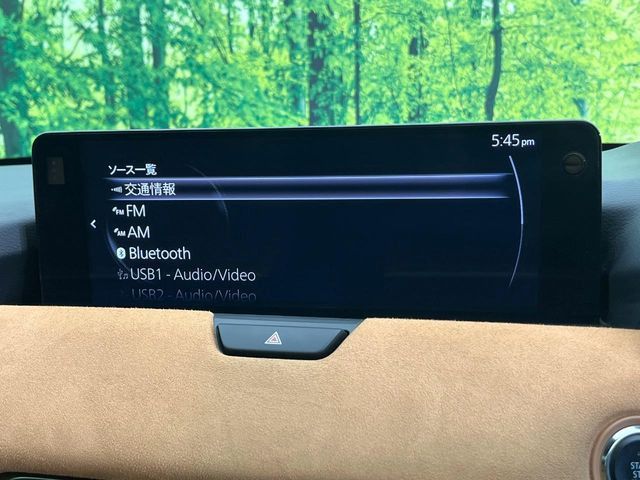 【12.3インチマツダコネクト】車内の雰囲気にマッチした大型ディスプレイ。スマホ接続でのナビ使用やBluetooth再生等、様々な機能が楽しめます。直感的なダイヤル操作が可能で、使い勝手も良好です。