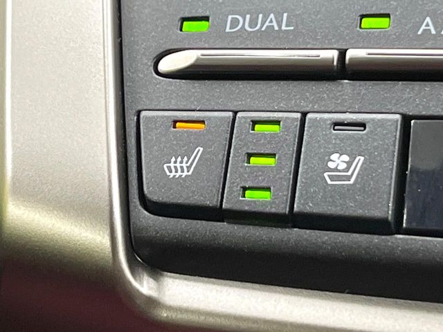 【シートヒーター&ベンチレーション】夏場は涼しい風でお尻や背中の熱やムレを防ぎ、冬はエアコンよりも早く温まってポカポカに!季節を問わず快適に過ごせます。