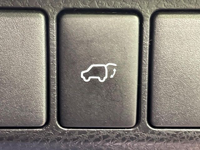 【パワーバックドア】スマートキーや運転席のボタンを押すだけでリアゲートが自動で開閉します!荷物を持っている時や、高い位置にあるバックドアを閉める際に便利な機能です♪
