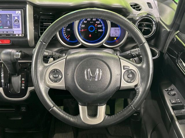 【純正革巻きステアリング】上質な革を使用することで、手にしっかり馴染みとても運転しやすいハンドルです♪