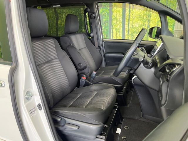 運転席シート廻りは使用感も少なく、良好な状態となっています。丁寧に使われていたことがよくわかりますね。