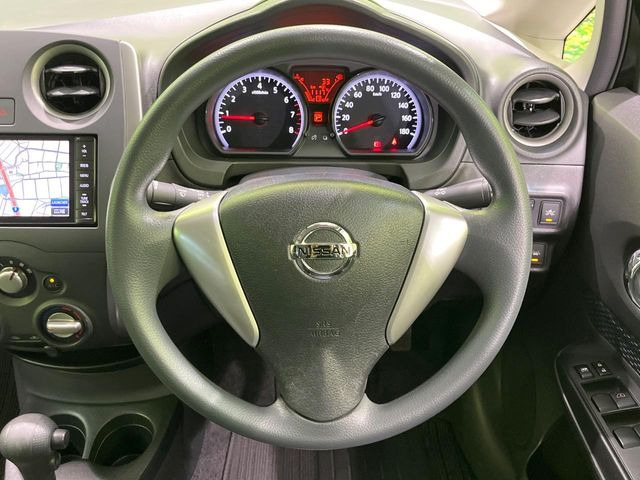 インテリアに合わせたデザインのステアリングは、運転される方のことも考え、運転しやすい形状、大きさです。是非一度、実際に触ってお確かめください。