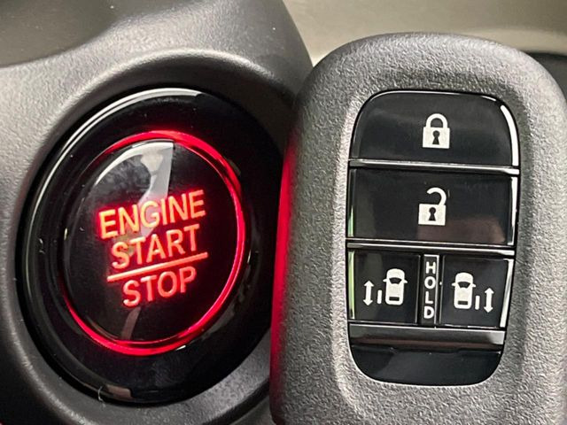 【Hondaスマートキー】カバンやポケットに入れたままでもドアの施錠・解錠が可能なスマートキーを装備。エンジンのオン・オフ時もカギを取り出す必要が無いからとっても便利です♪