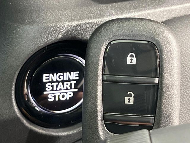 �yHonda�X�}�[�g�L�[�z�J�o����|�P�b�g�ɓ��ꂽ�܂܂ł��h�A�̎{���E�������\�ȃX�}�[�g�L�[�𑕔��B�G���W���̃I���E�I�t�����J�M�����o���K�v����������Ƃ��Ă��֗��ł���