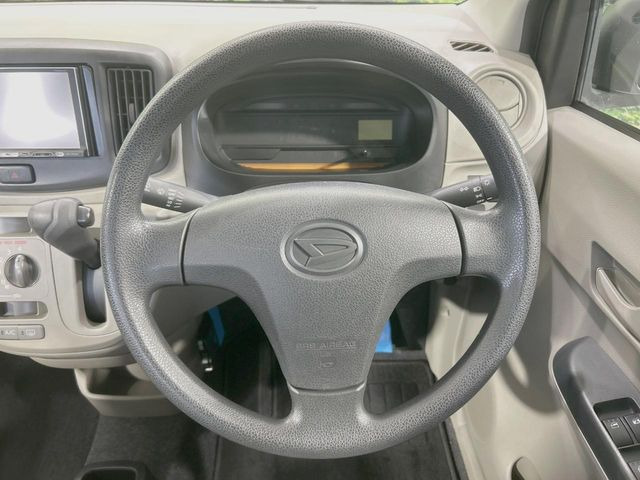 �C���e���A�ɍ��킹���f�U�C���̃X�e�A�����O�́A�^�]�������̂��Ƃ��l���A�^�]���₷���`��A�傫���ł��B�����x�A���ۂɐG���Ă��m���߂��������B